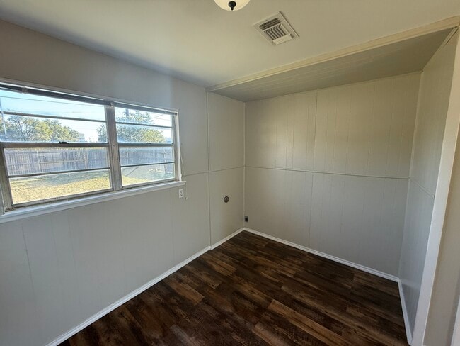 Foto del edificio - 1228 Darby Ave