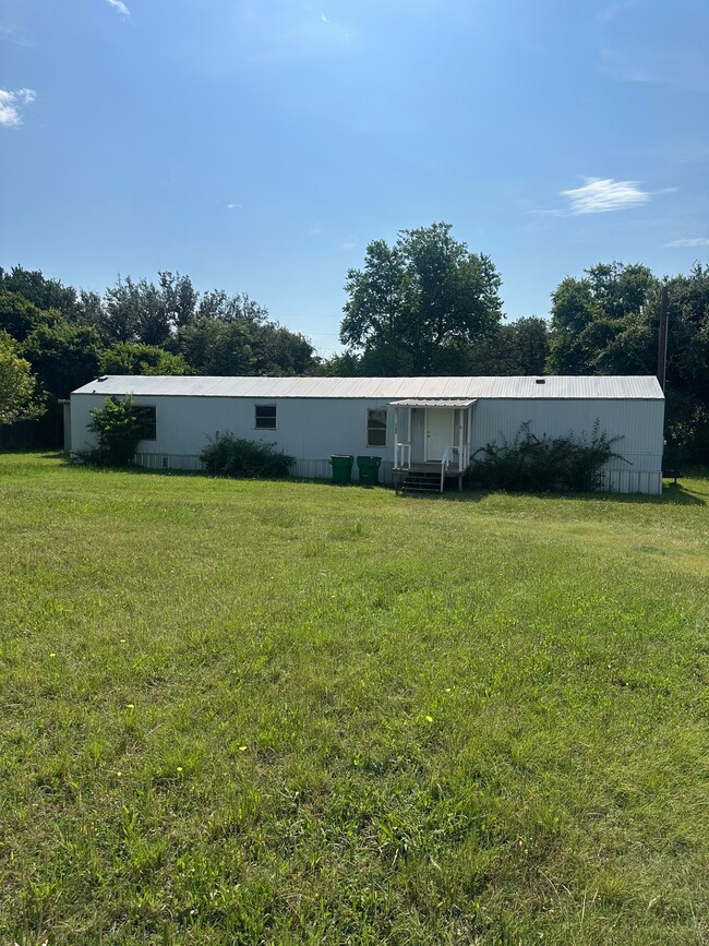 Building Photo - 208 Forest Creek Ln