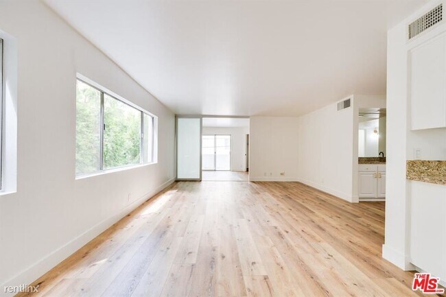 Building Photo - 3 br, 3 bath Condo - 435 N Oakhurst Dr Apt...