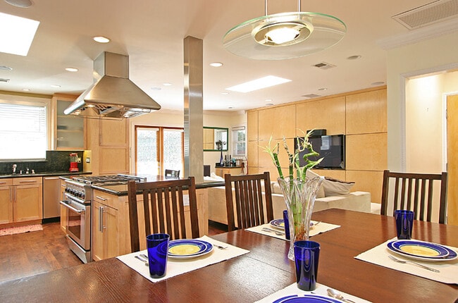 Building Photo - 807 Warren Ave