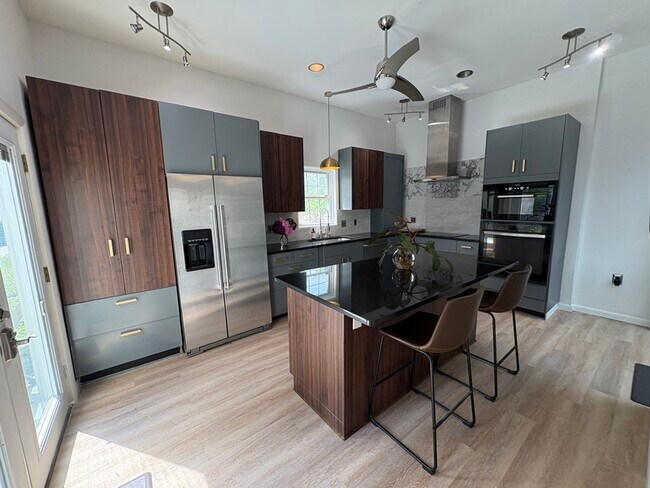 Foto del edificio - 615 W Market St