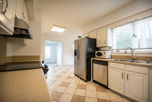 Building Photo - 6815 Raintree Dr