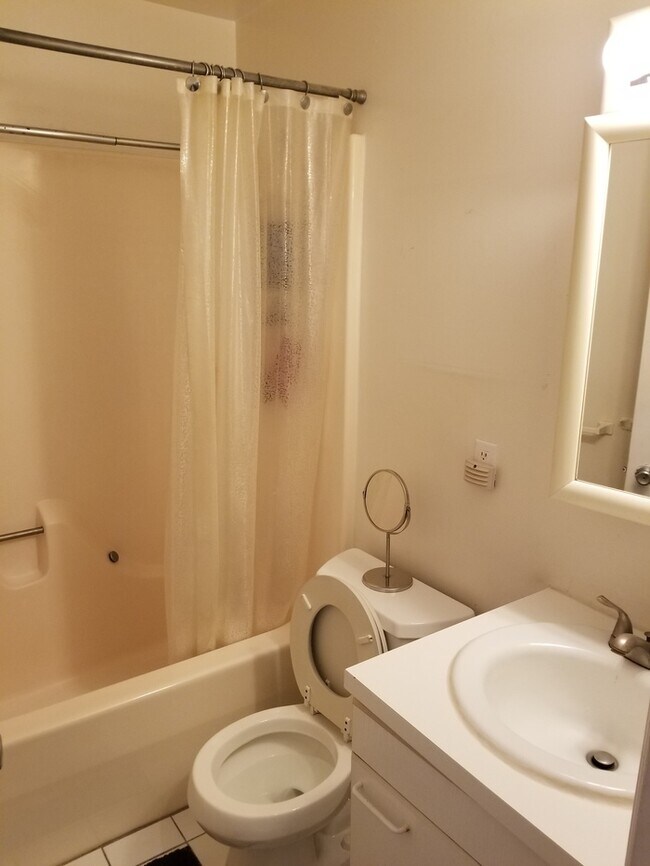 Building Photo - 2 Bedroom/1 Bath. COMMUTERS DREAM!!!