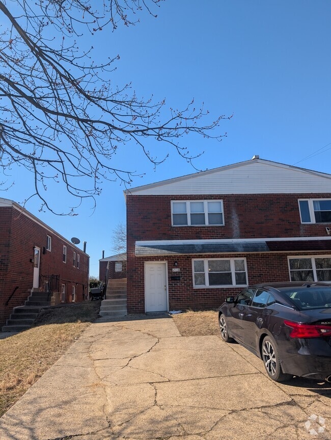 Building Photo - 2116 Strahle St