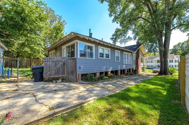 Building Photo - 544 Gladstone