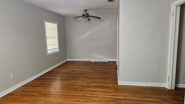 Building Photo - 3 bed 1 bath home