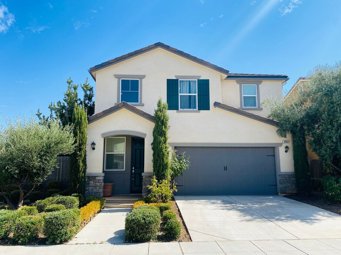 Foto principal - $2,395 Ashlan & Leonard, Beautiful 3 Bedroom - Buckingham Ave, Clovis