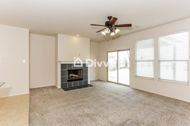 Foto del edificio - 12520 Summerwood Dr, Burleson, TX 76028