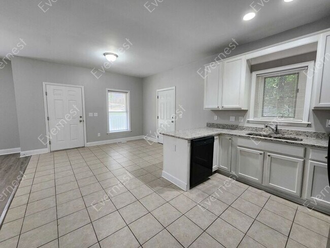 Foto del edificio - 562 Woodlawn Ave NW