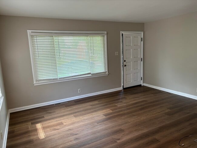 Building Photo - 817 Della Dr