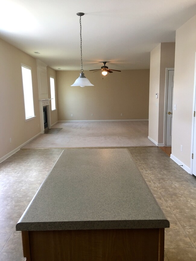 Building Photo - Lovely 4 bedroom/2.5 bath Home
