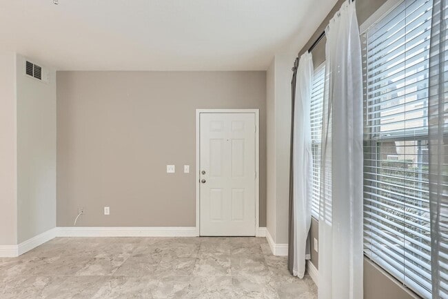 Foto del edificio - HIGHLY DESIRABLE UPGRADED ONE BEDROOM COND...