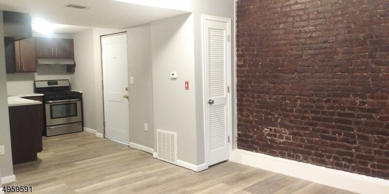 Foto principal - 293 Hawthorne Ave