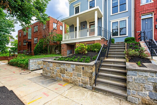 Building Photo - 325 D St SE