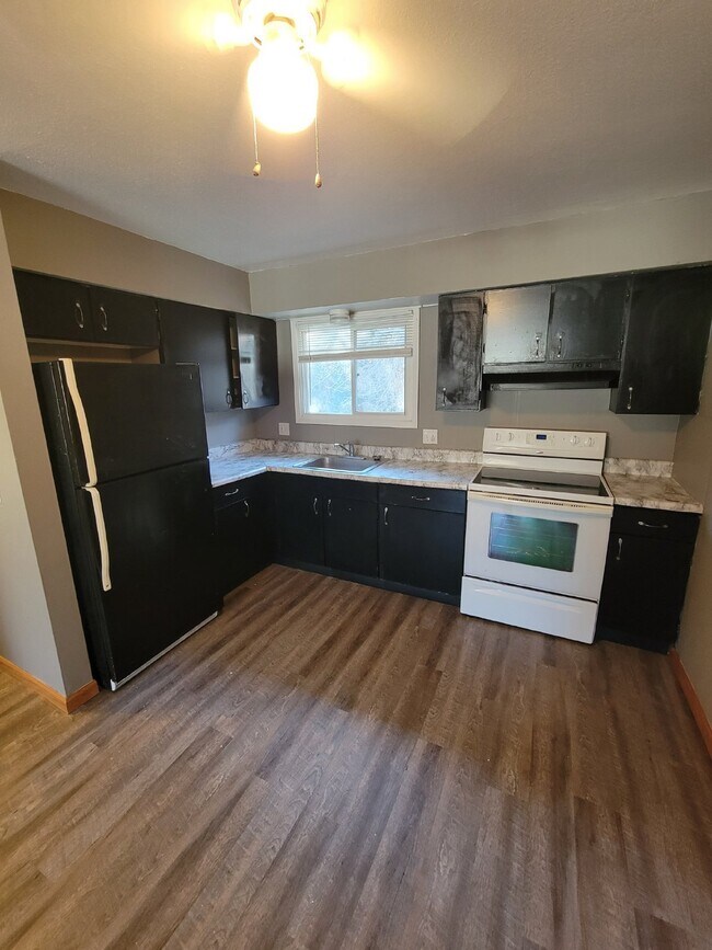 Building Photo - 2 Bedroom | 1 Bathroom Lower-Level Unit in...