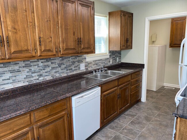 Foto del edificio - Remodeled ranch at end of street