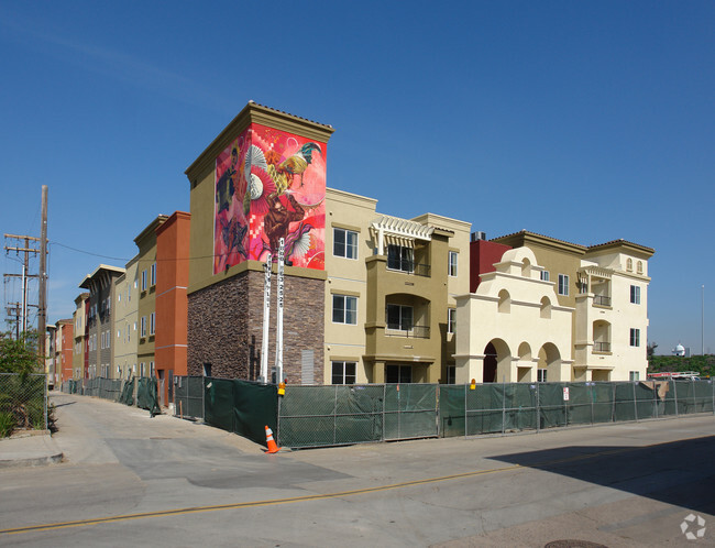 Building Photo - La Entrada