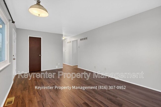 Building Photo - 490 Bardot Dr