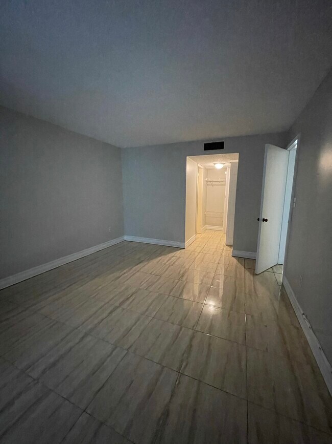 Foto del edificio - 661 N University Dr