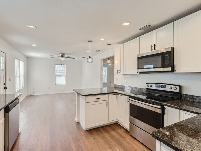 Building Photo - Updated 2 Bedroom House with Granite Count...