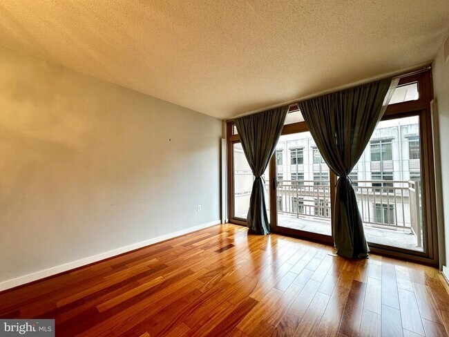 Foto del edificio - 888 N Quincy St