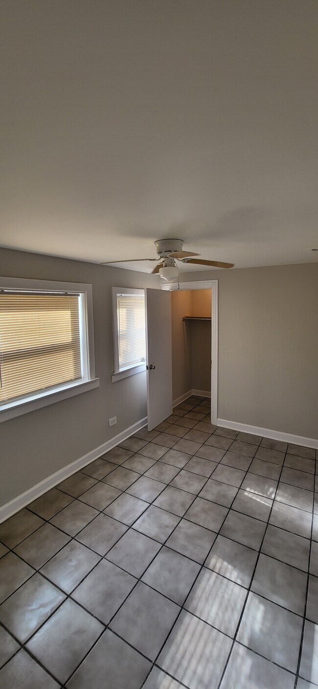 Smaller bedroom - 4725 S Western Blvd