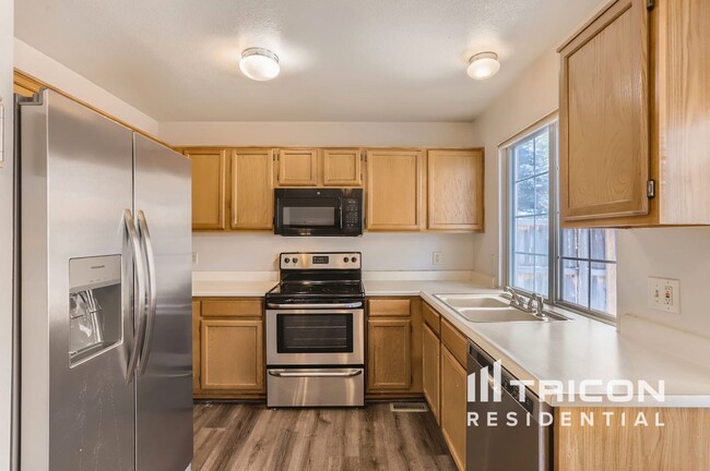 Building Photo - 525 Entrada Dr