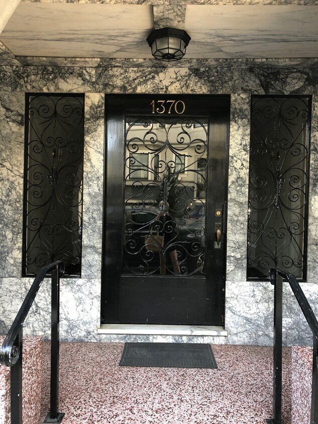 Foto principal - 1370 Washington St