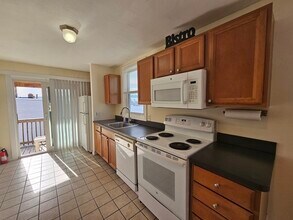 Building Photo - 464 Meridian St
