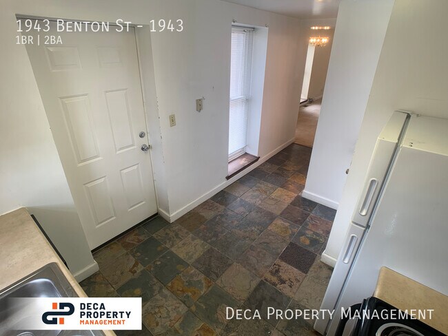 Building Photo - 1 Bedroom 1.5 Bathroom Apartmet