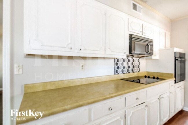 Foto del edificio - 4560 Parkwood Rd