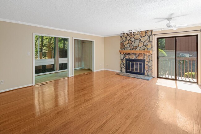Building Photo - Renovated South Asheville Condo