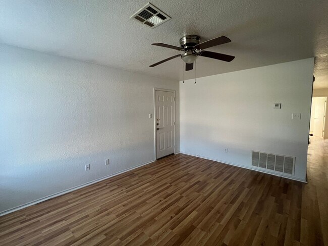 Foto del edificio - 2704 Alma Dr