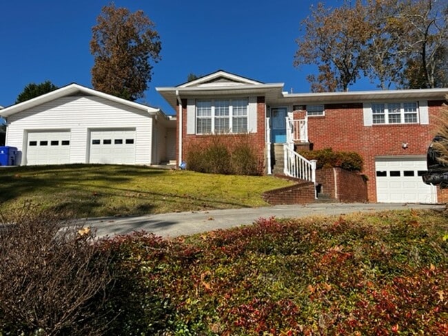 Building Photo - Oak Ridge 37830 - 3 bedroom, 1.5 bath home upstairs with basement bonus room - Call Troy Adams 86...