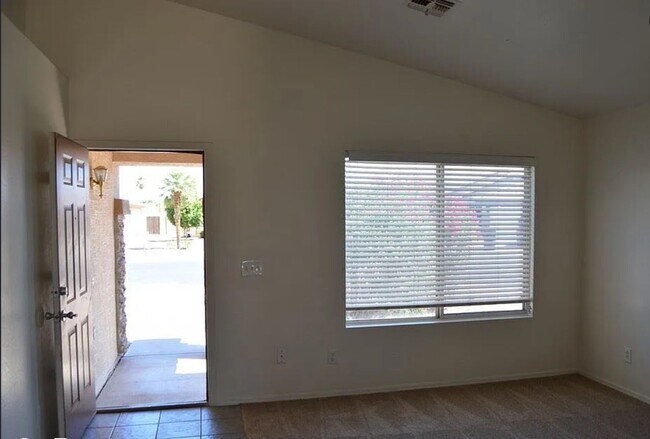 Foto del edificio - 8755 E Crescent Ave