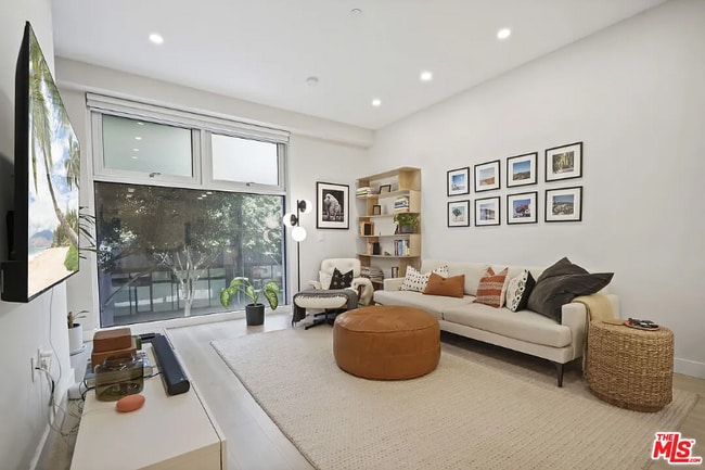 Foto del edificio - 630 W 6th St