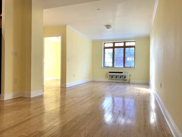 Foto principal - 2 bedroom in Queens NY 11415