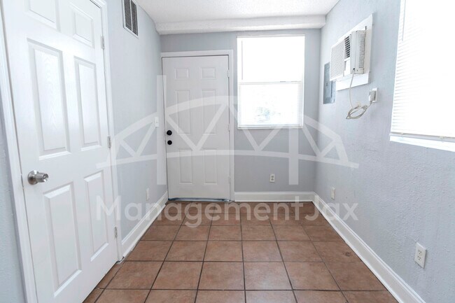 Foto del edificio - 1044 W 28th St