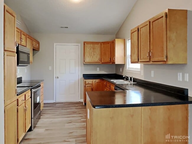 Building Photo - 2220 Lakecrest Dr