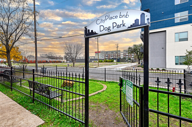 Dog Park en el patio delantero. Tiene 2 grandes bancos con portavasos, espacio para circular e incluso un incendio - CityPlace BNB