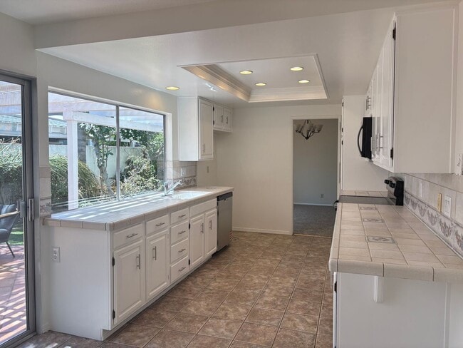 Building Photo - Spacious 5 bedroom 2 1/2 bathroom Westpark...