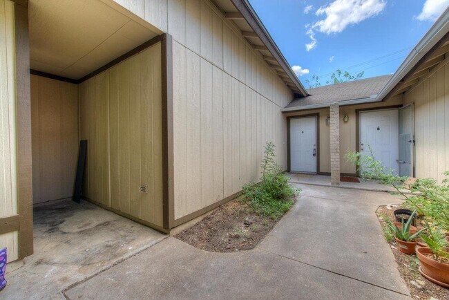 Foto del edificio - 2412 Burleson Ct