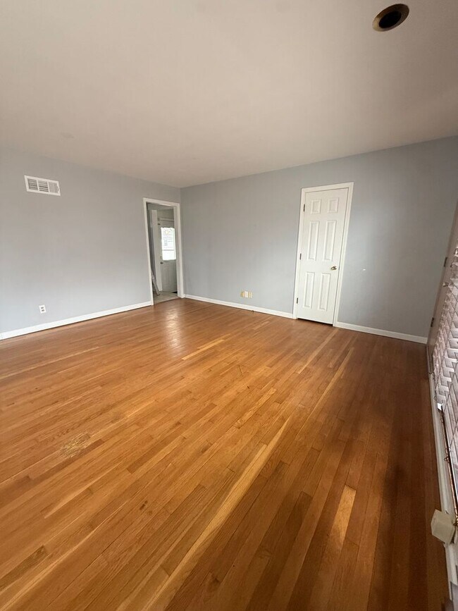 Building Photo - Charming 2 Bedroom Home with Bonus Space & Fenced Yard!