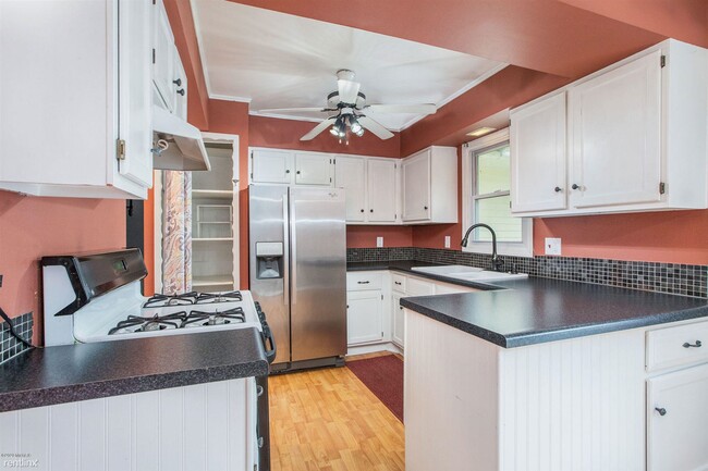 Building Photo - 3 br, 2 bath House - 1720 Apple St