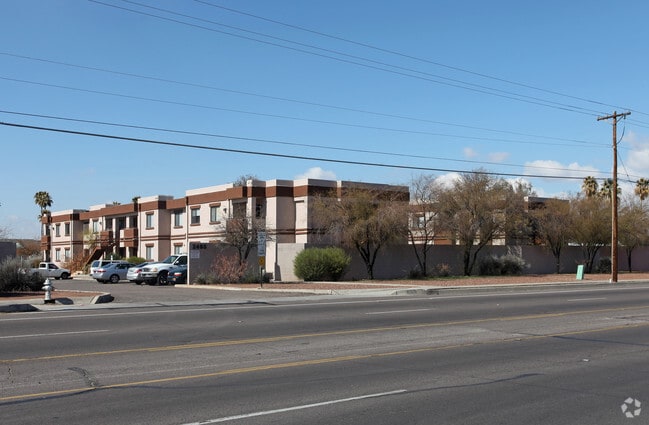 Building Photo - 2485 N Alvernon Way