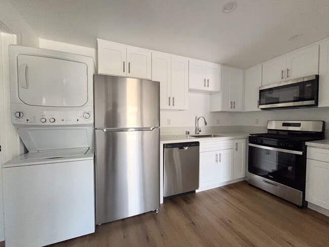 Interior Photo - 116 N Helberta Ave
