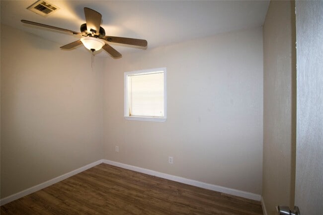 Building Photo - 20 White Oak Dr