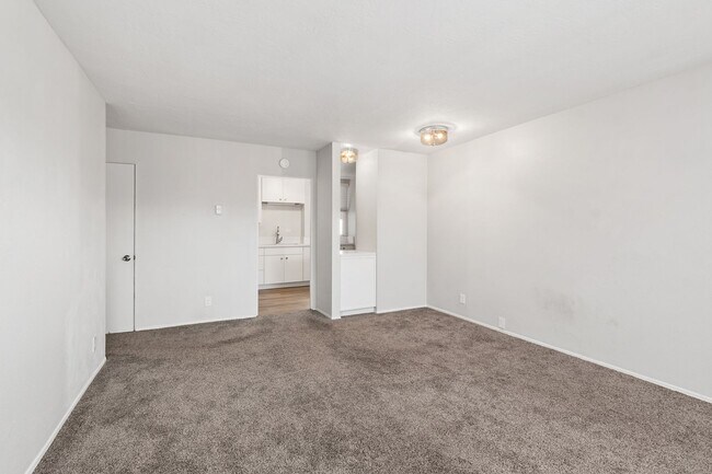 Foto del edificio - GREAT HILLCREST NEWLY RENOVATED ONE BEDROOM