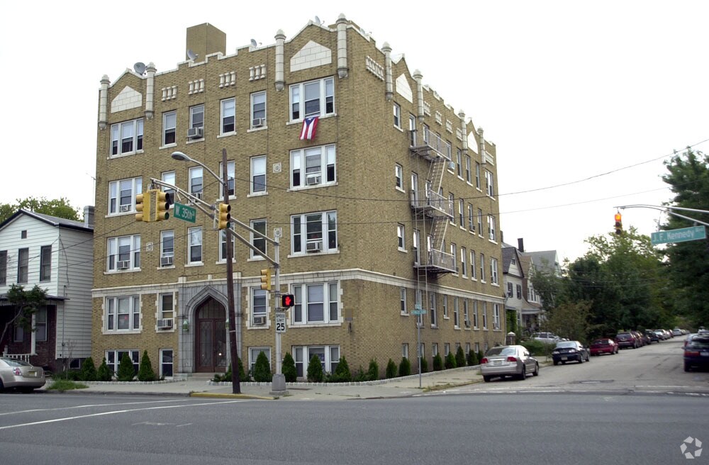 Building Photo - 894 Kennedy Blvd