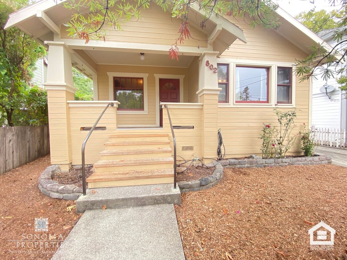 Primary Photo - 1 Bedroom, 1 Bathroom Charming Craftsman i...